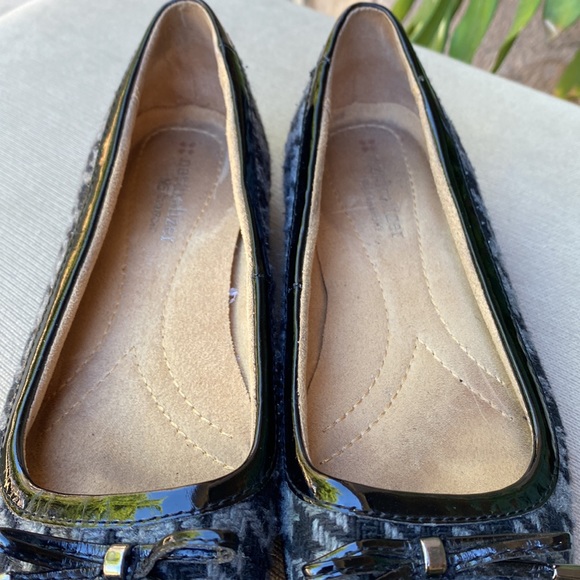 Naturalizer size 6.5 gray/black slip on shoe. - Picture 3 of 11